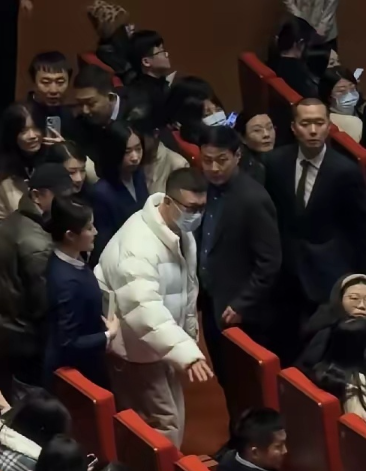 孙红雷又上热搜了。不是因为新戏，而是因为凌晨一点，在北京保利剧院外的夜色里，被