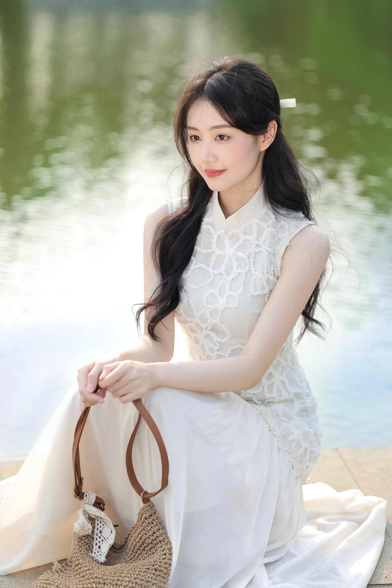 静坐湖边
