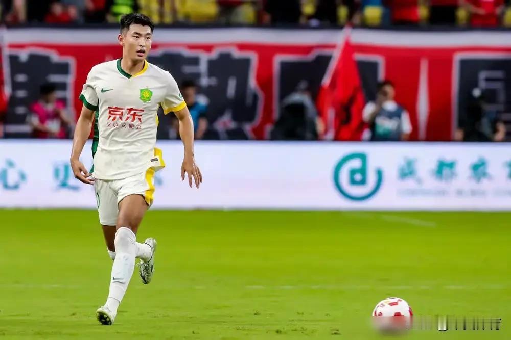 随着成都蓉城官宣王子鸣、茹萨和席尔瓦加盟！成都蓉城新赛季的首发主力11人也初露端