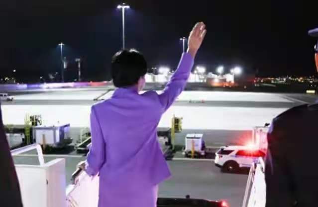 专机延误4小时，停机坪空无一人！日本首相赴美遇冷，全程上演尴尬政治表演日本首相前往纽约参加联合国大会