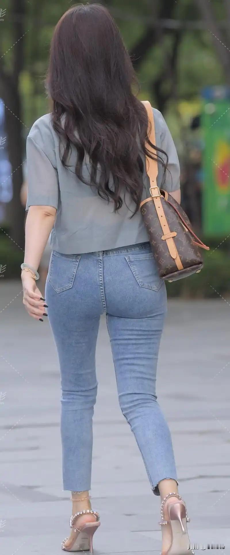 优雅漫步，时尚穿搭，尽显女性魅力