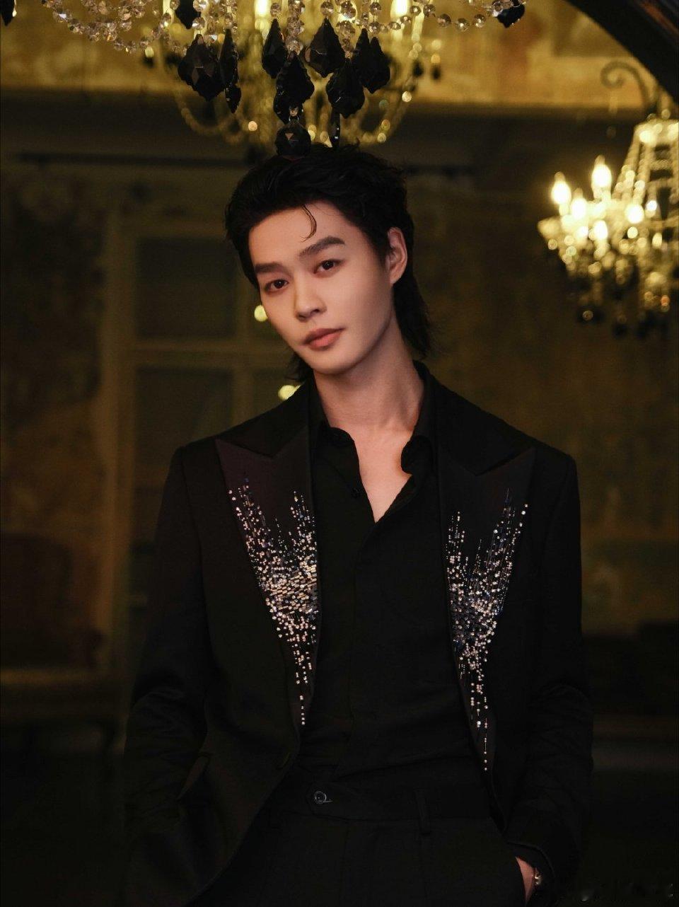 柯淳背头狼尾柯淳今天参加微博视界大会的造型是背头狼尾，有股中世纪伯爵的感觉[思考