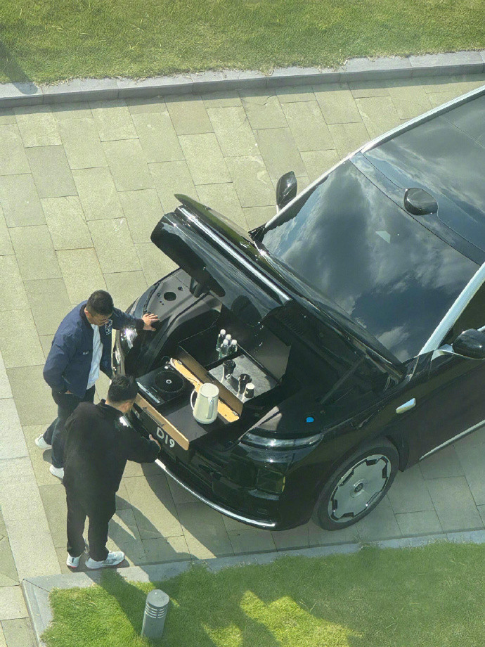 前备箱宣传最好的方式，钓鱼、美女沙发，这次再加上零跑D19的【厨房】只要功能本身