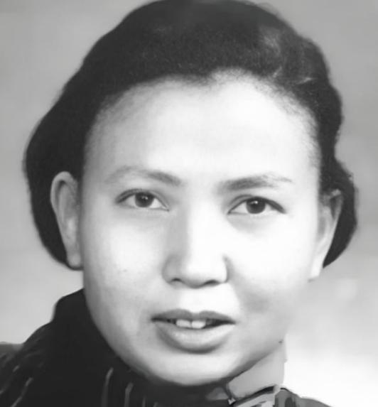 1941年，女战士莫林即将被活埋，一名敌人突然发问“你认识莫林吗？”莫林赶忙回应