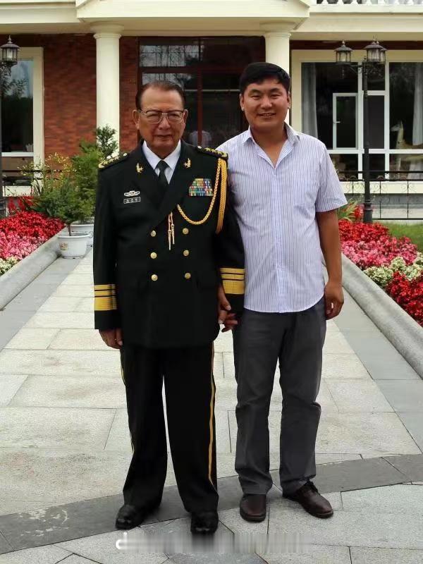 一脸威严的上将军，当过总后勤部长，为全军后勤现代化建设做出了贡献。