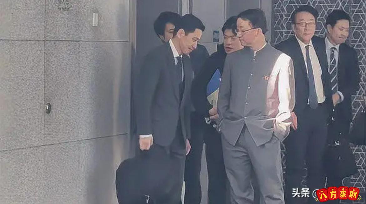 刘劲松司长这身“爆款穿搭”太提气！别再认错是中山装了，这是藏着百年风骨的五四青年