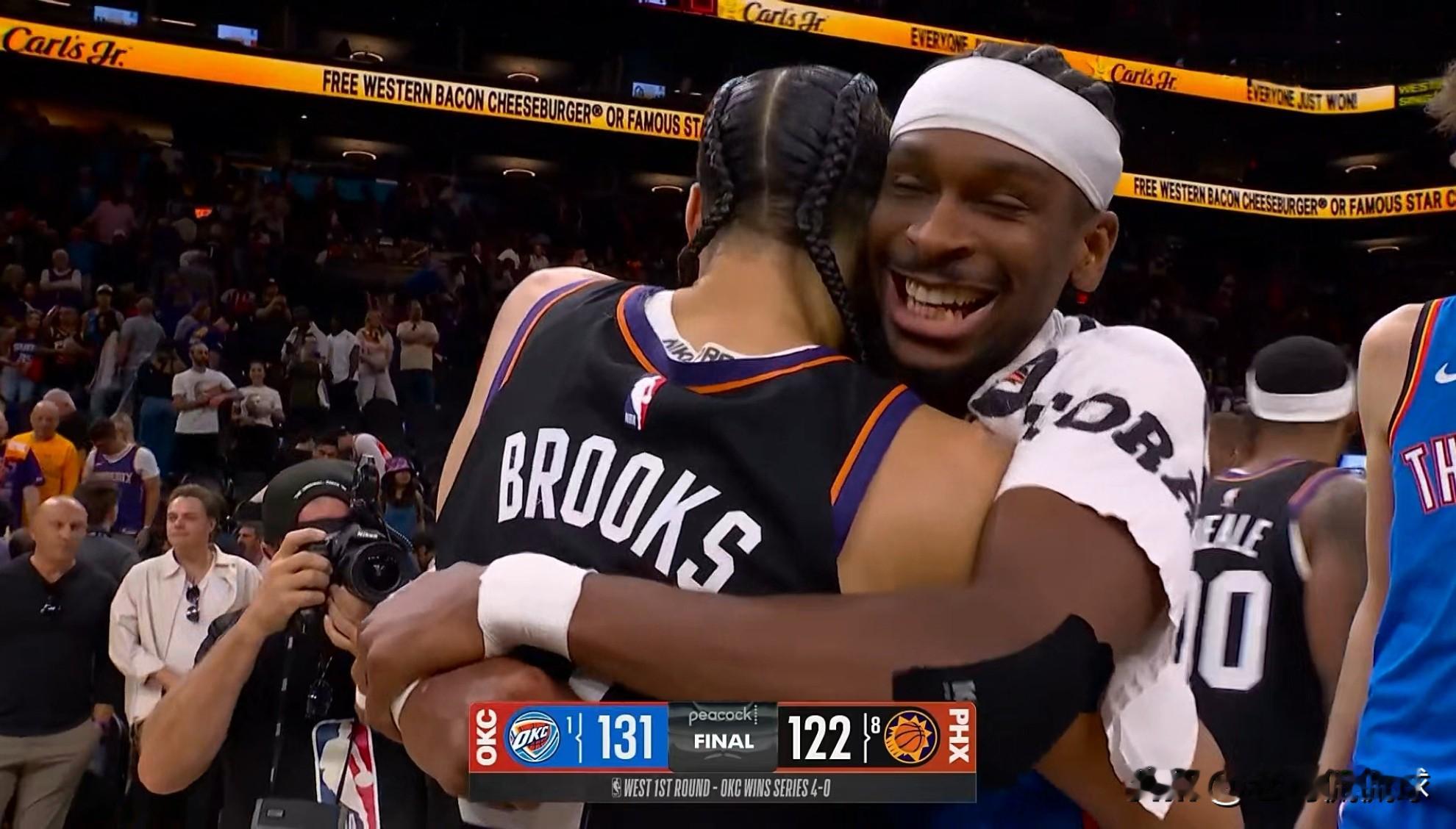 在今天雷霆客场以131：122击败太阳的赛后，发生了特别温馨的一幕。当...