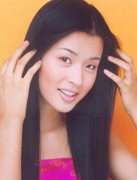 2001年，51岁的张艺谋和19岁的嫩模王海珍出国拍广告，当天晚上两人喝了红酒，