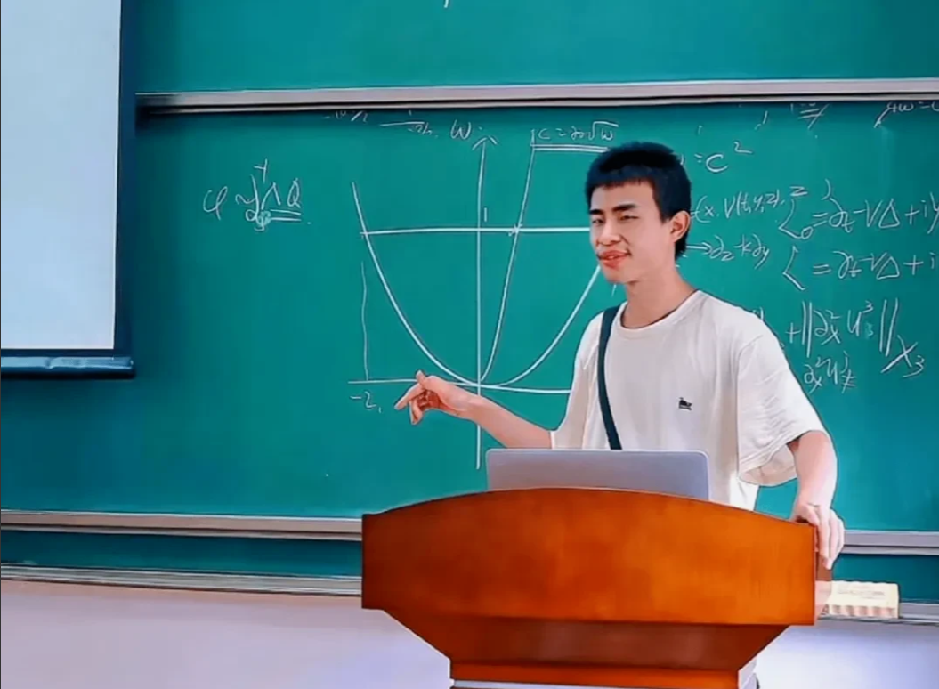 韦神的家庭简直太厉害了！其一，韦神的姥爷乃是山东省实验中学的第二任校长，官至