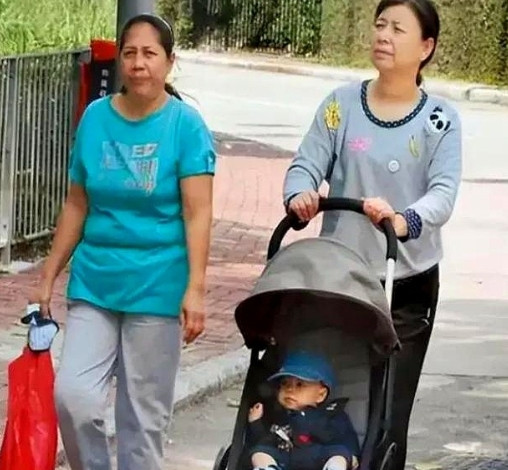 终于知道郭晶晶为什么会没有矫情的贵妇人毛病。孩子出生，她不要霍家给请的天价育