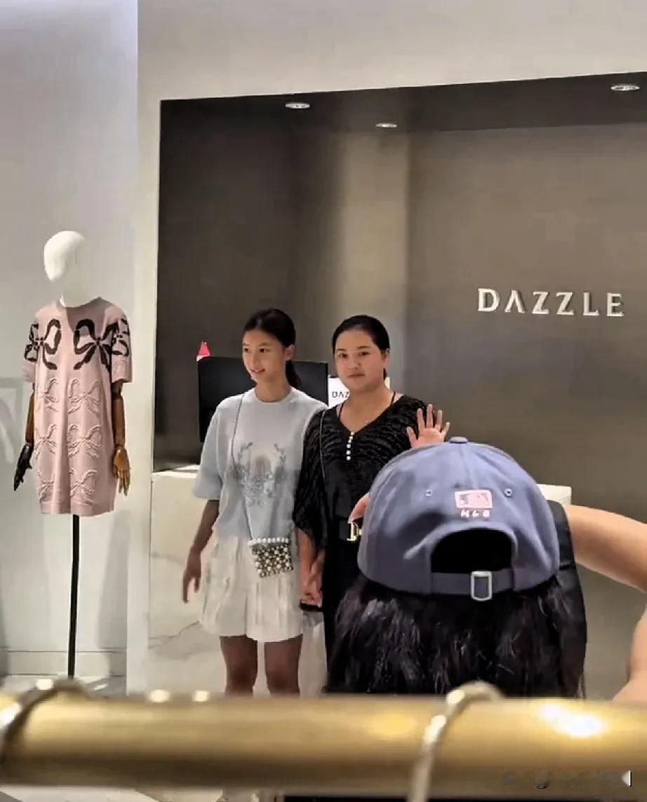 14岁神颜女孩七七因于正走红！这还没怎么样就开始站台赚钱了！像她这个年纪也就是初