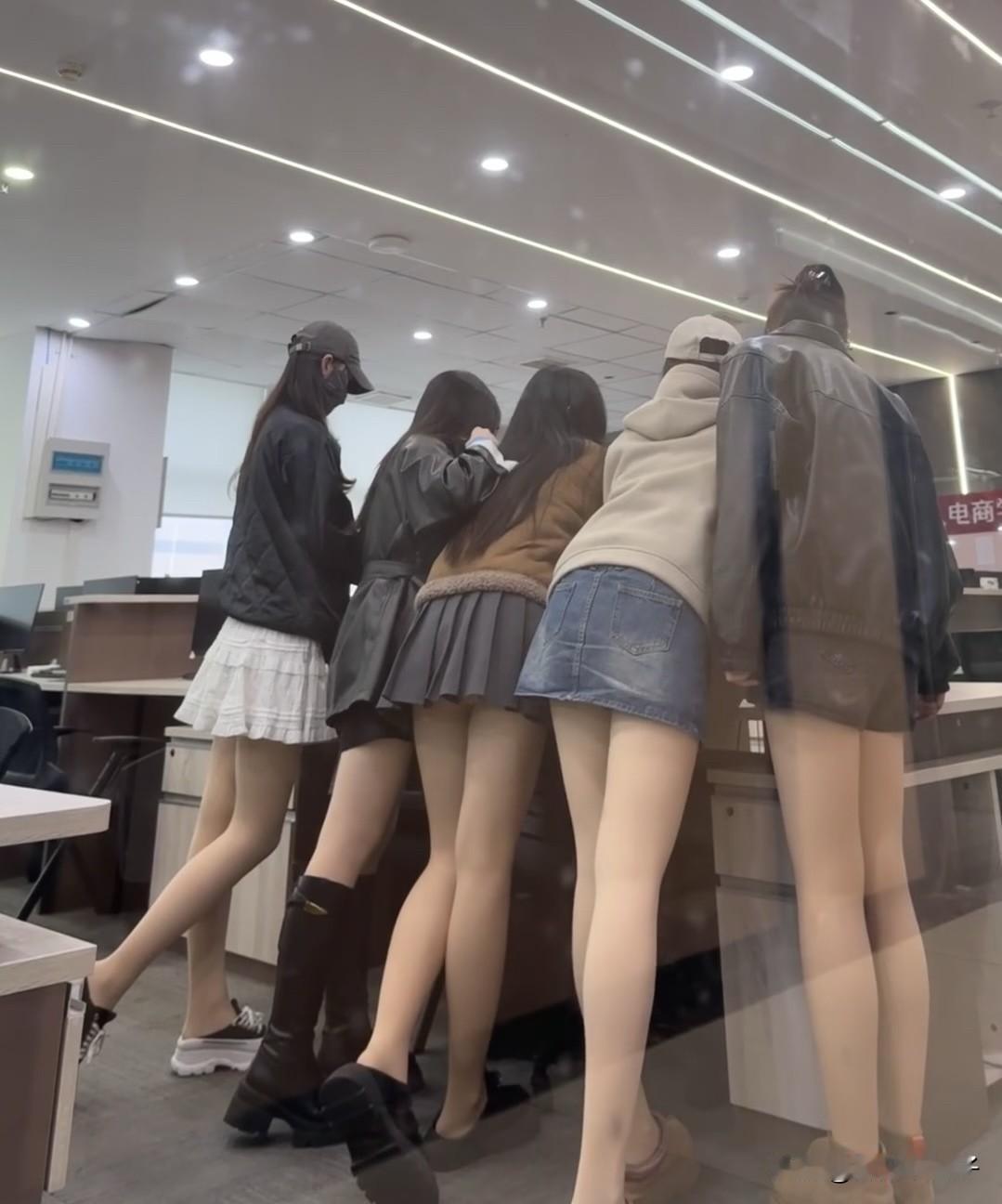 公司里一旦来了帅哥，那场面简直不要太疯狂，美女们就跟蜜蜂见了花蜜似的蜂拥而至。之