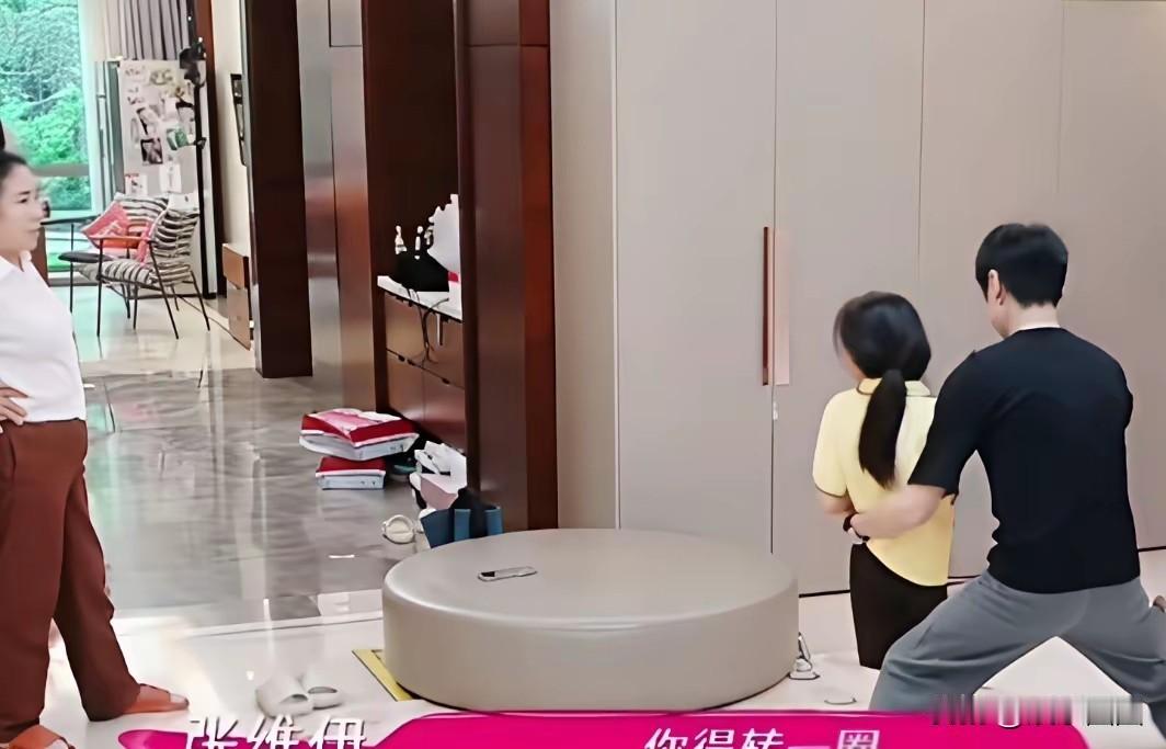 小酒窝看着有点让人心疼，总有一种恶魔随时在身边的感觉。图一：后爹想要抱她，她