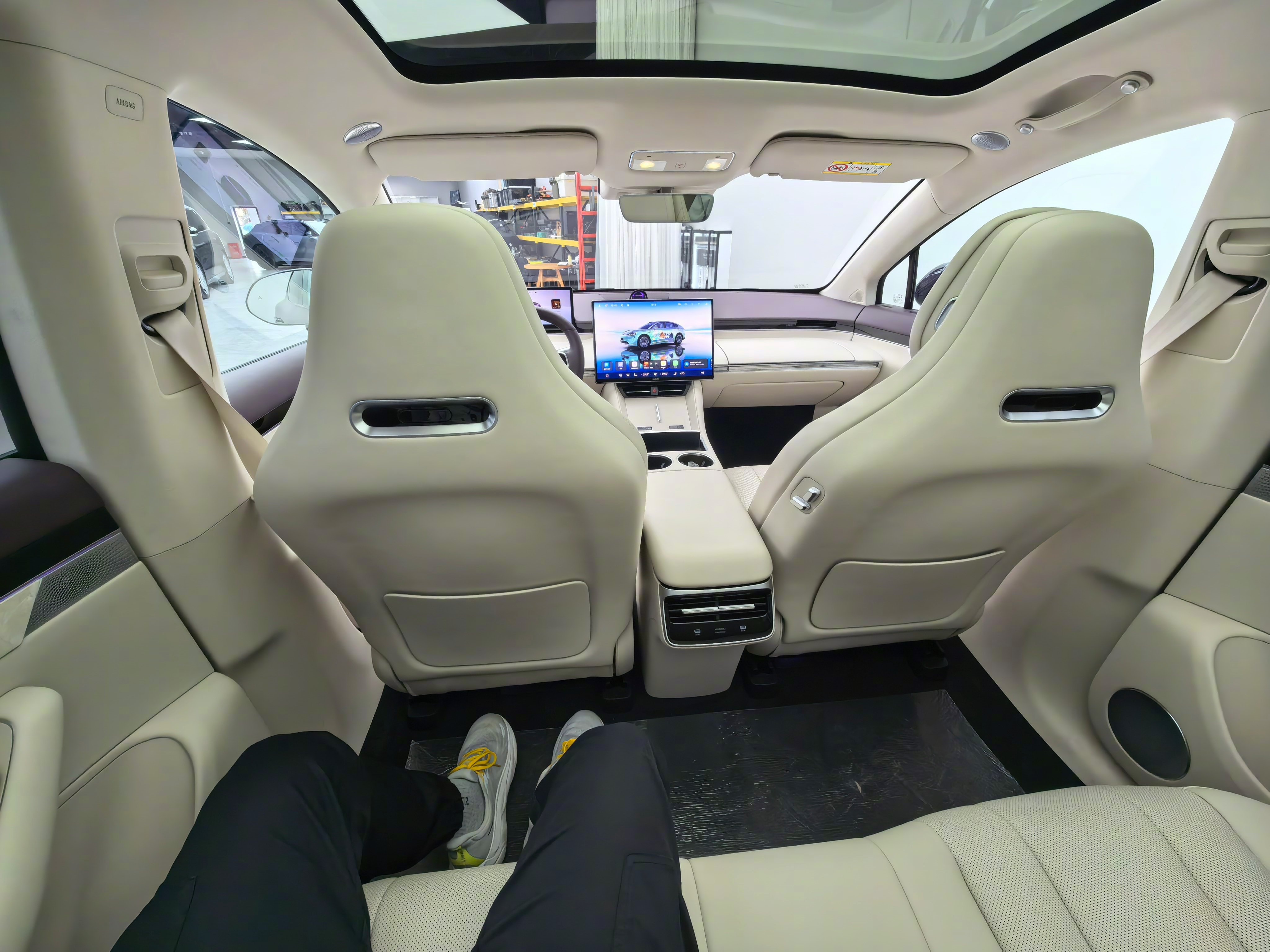 智界R7这车有些被低估了，乘坐空间极大、后备箱极大、储物极强、智驾也强、外观流畅