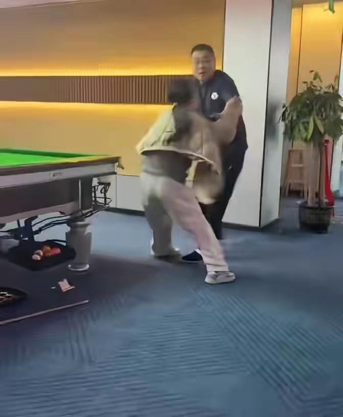 老板不发工资还口出狂言说你去告啊！！’广西防城港，一个19岁的女孩去要3000块