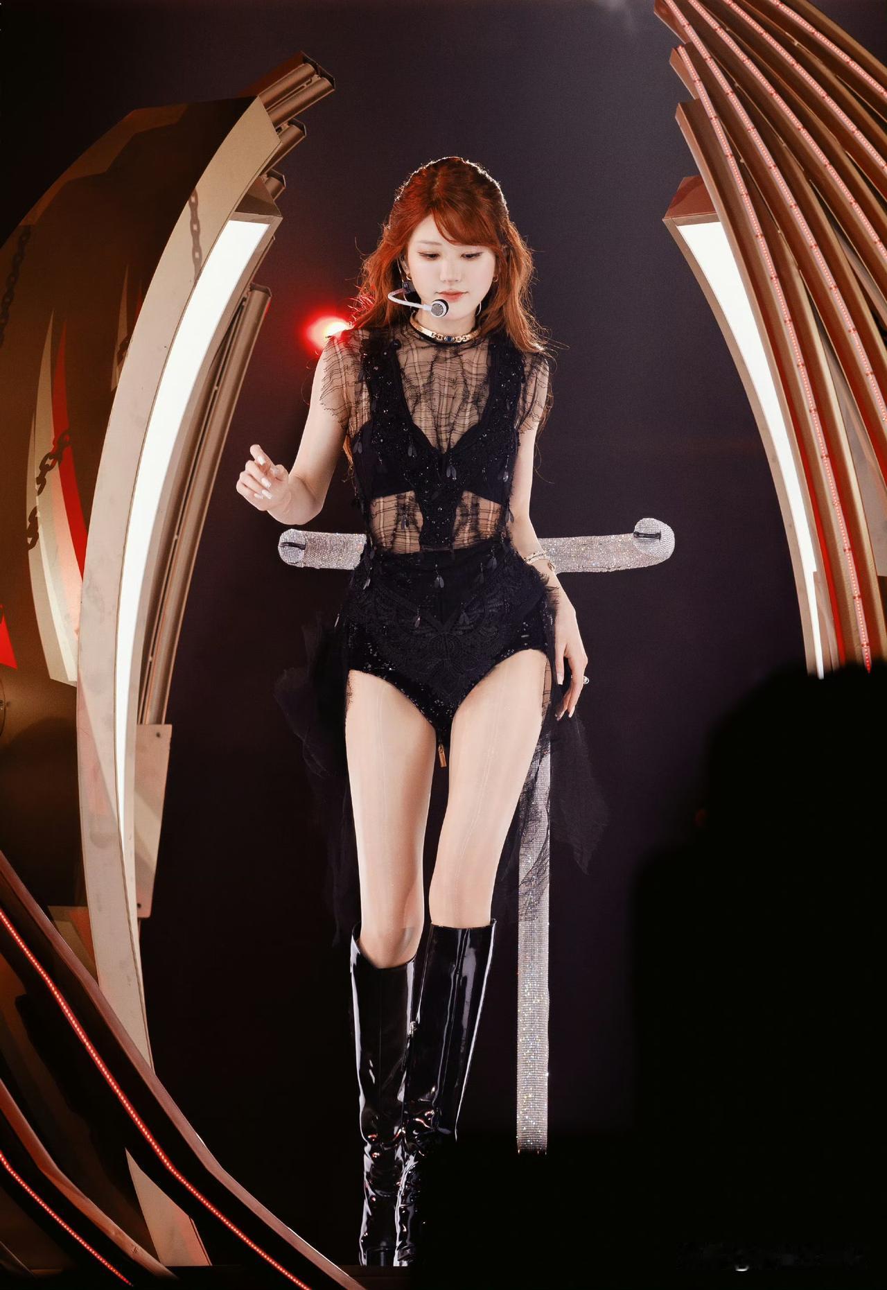 赵露思在生日会那天真的有换了一套性感衣服，作为艺人多尝试不同造型也算正常！