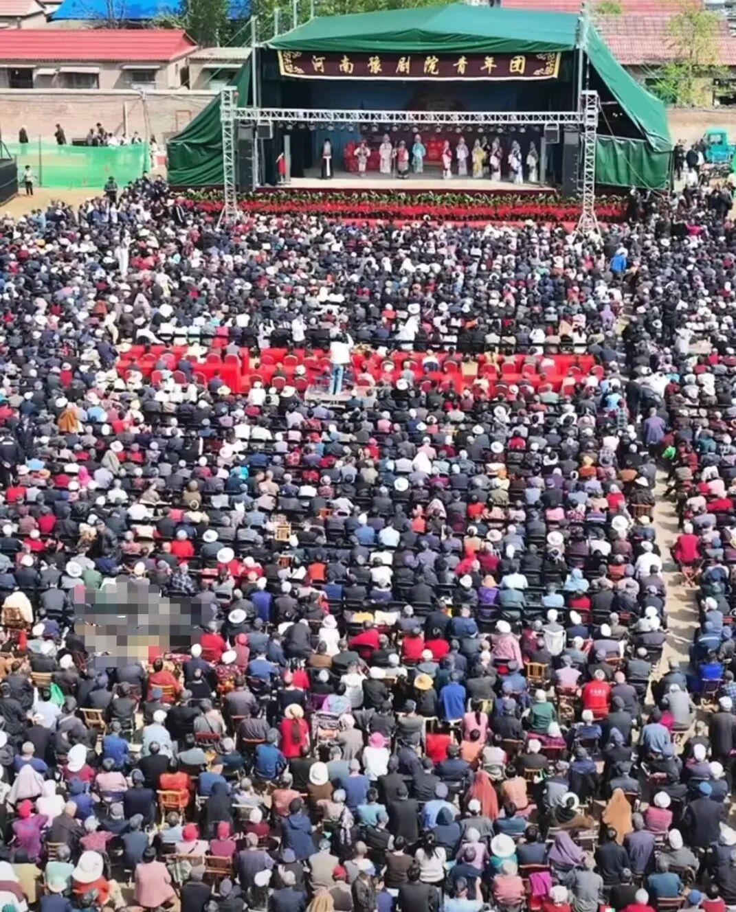 近日，山东梁山有个做生意的老板，家里给老人过80岁生日，本来就是一场家宴的事。他