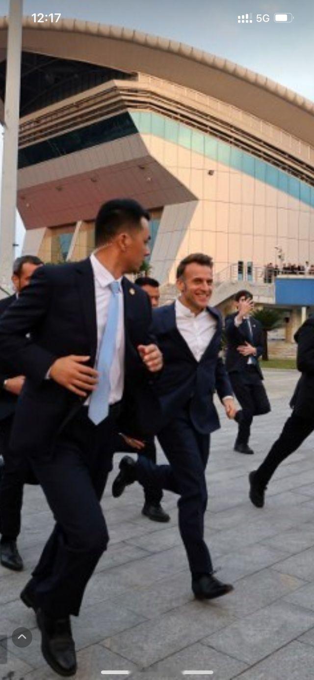 马克龙太开心了，在一声声靓仔中迷失自己，法新社出品：“他跑得好像泰勒.斯威夫特！