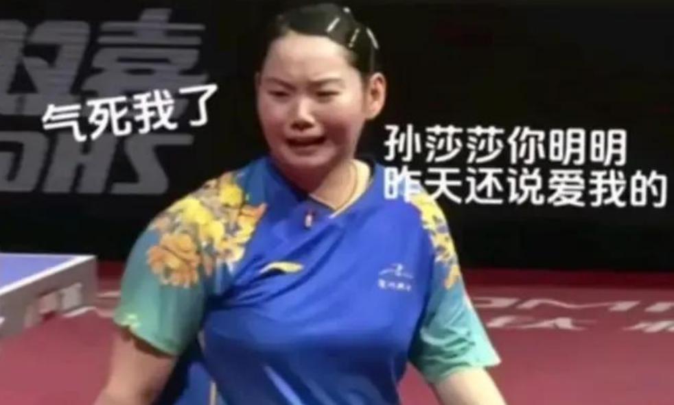 比赛结束，佳佳却气鼓鼓的，俩姐妹瞬间开启了“哄人模式”。佳佳嘟着嘴，一言