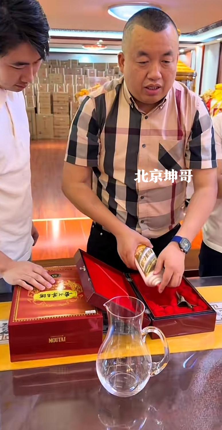 北京坤哥太狠了。给来做客的朋友，天津餐饮大佬许百顺等一行人喝珍品茅台、年份茅台1