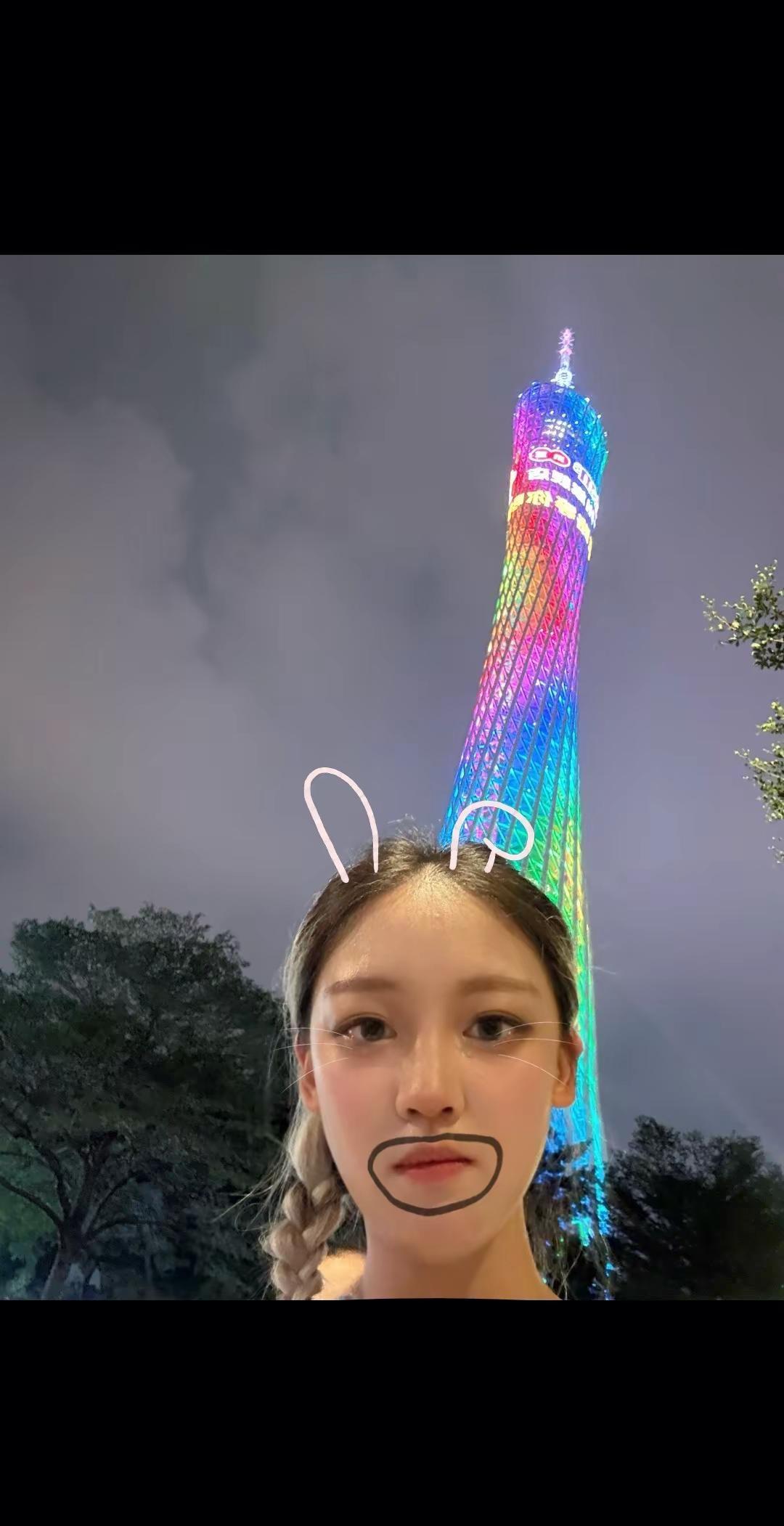 一个女孩子到广州找她喜欢的人。