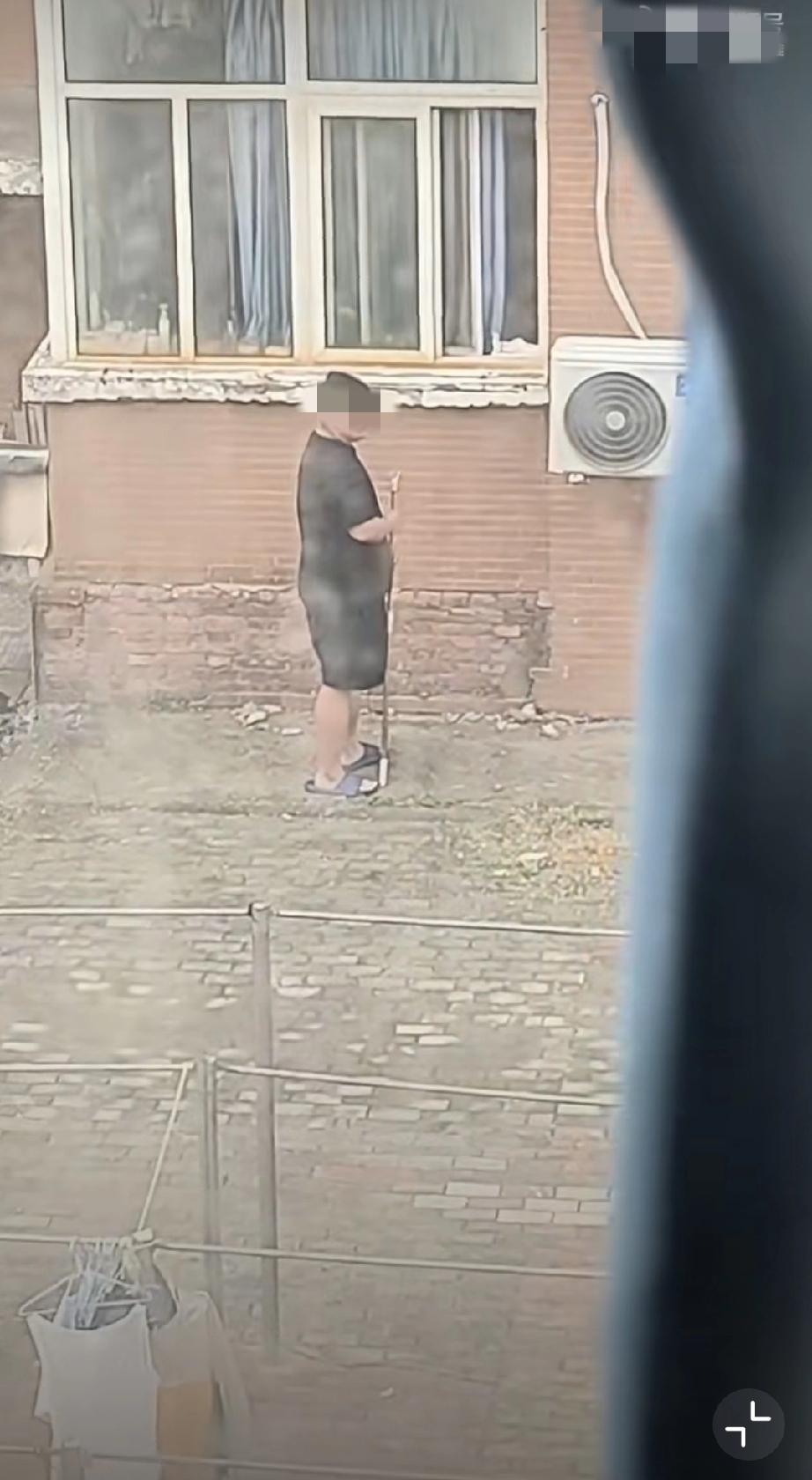这种真变态，据说偷这玩意儿上瘾。。。邻居里偷东西小区变态者偷东西未遂