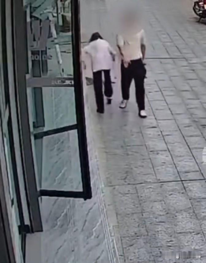 年轻男子无故挥拳打倒老人，不严惩不足以平民愤！6月3日10时许，邵阳县公安局接到