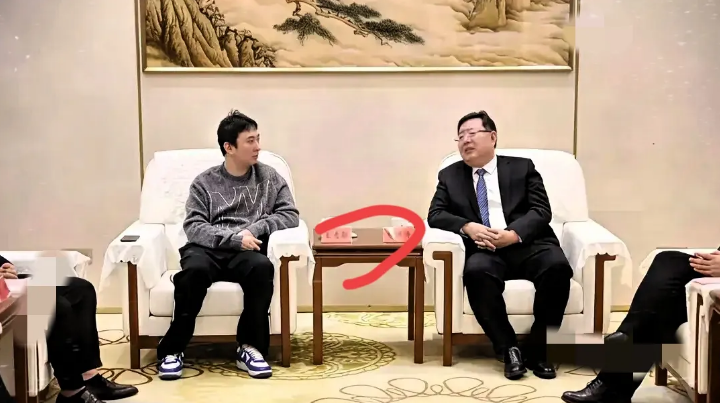 同样是部级领导接见董宇辉和王思聪的表现截然不同这反差真让人忍不住琢磨！