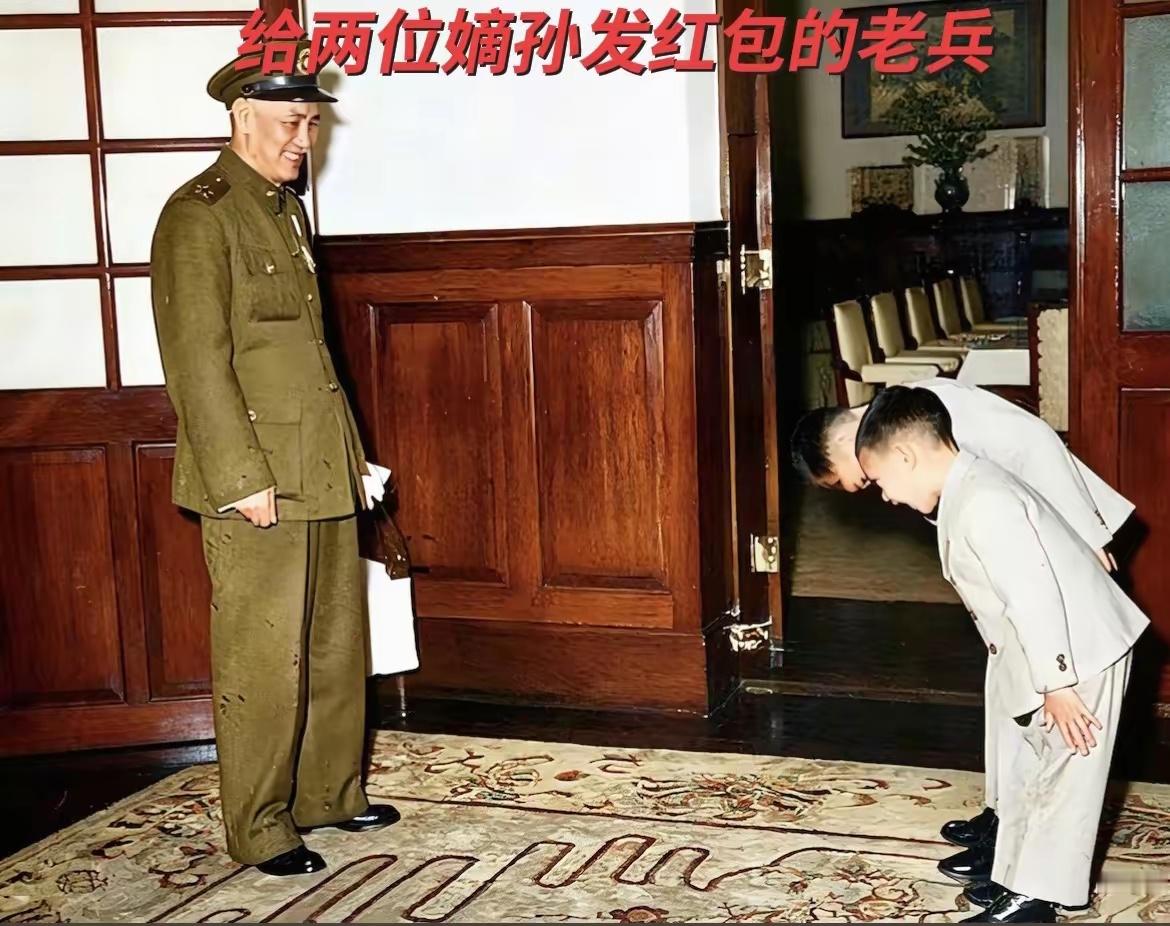 上世纪五十年代初期，春节期间穿着自己喜爱的军装，应是刚刚下班的老蒋，手中拿着提前