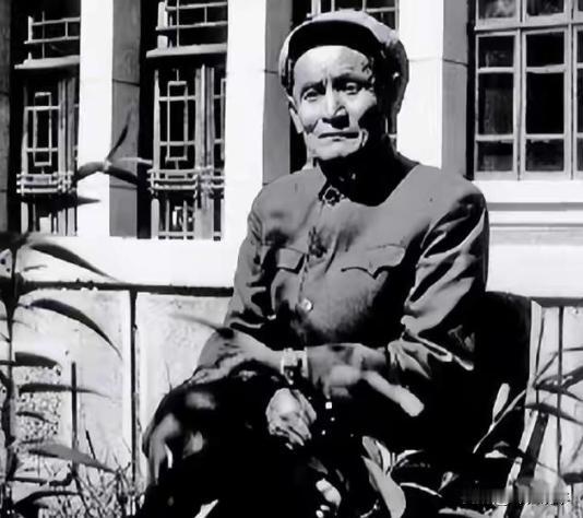 1973年，内蒙古一供销社丢了1400元现金和一支猎枪，警方查了8天一无所获，就