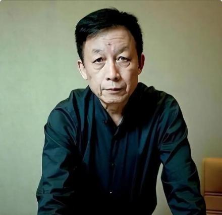 易中天曾说：“一定要记着，人老了以后，不会再有谁想跟你亲近了，因为你已经没有了