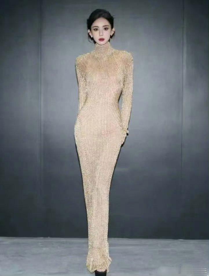 以为是套高定礼服，谁知走近一看是件毛衣。