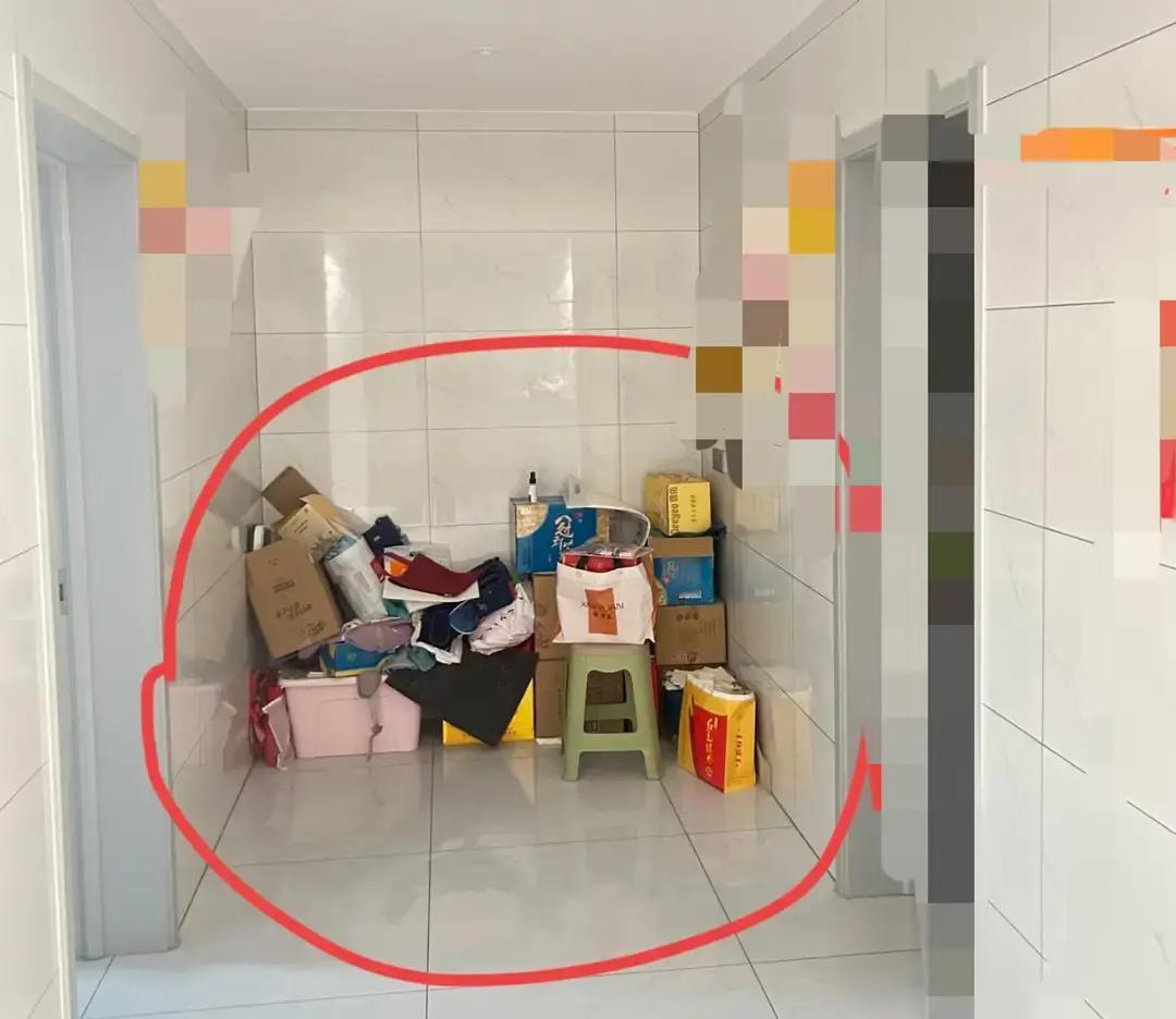 上海一小区楼道堆满垃圾，邻居投诉半年没人管。消防通道被堵，电动车都推不过去。