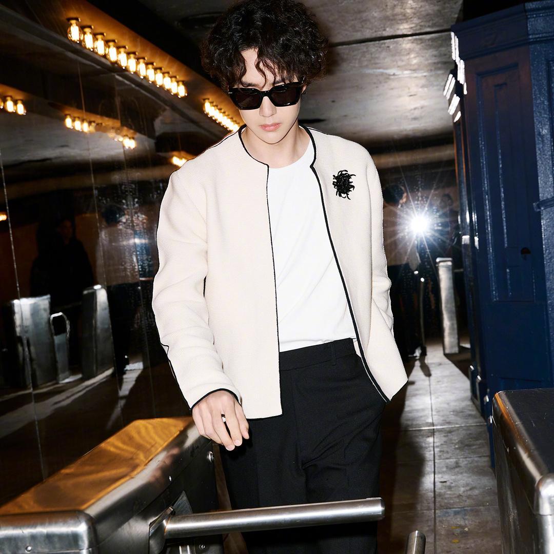 香奈儿官方WB发帖，王一博排第一位，吹咖位的看过来呀。