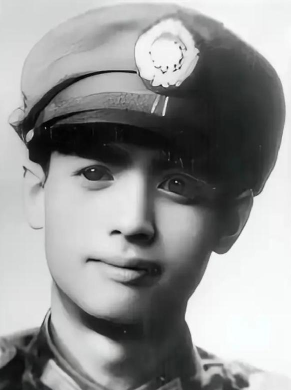 1949年深秋，四川成都。一栋青砖小楼里，传出了一阵撕心裂肺的哭喊声。国民党陆军