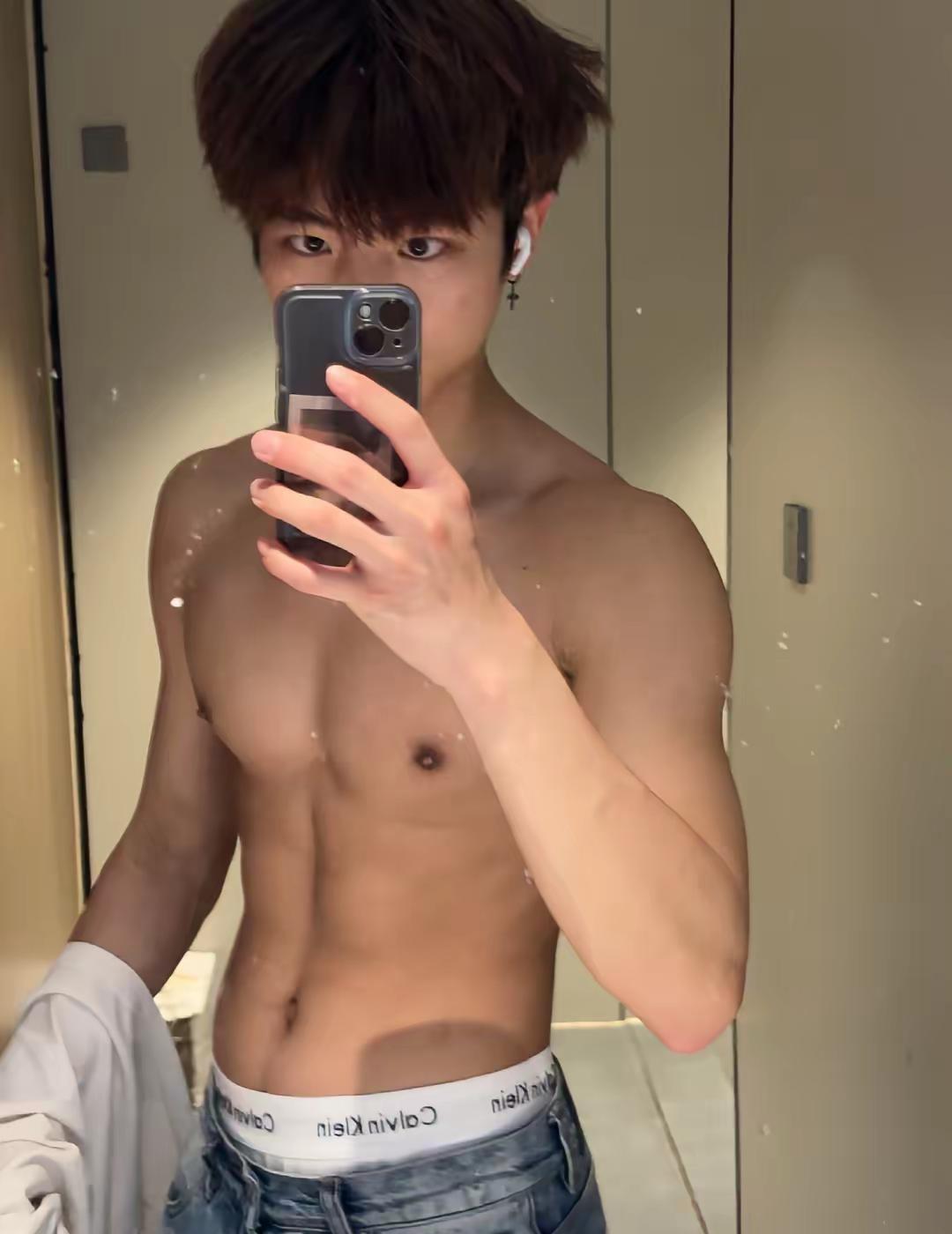 谁要看黑色蚯蚓🪱腹肌健身随拍直男1