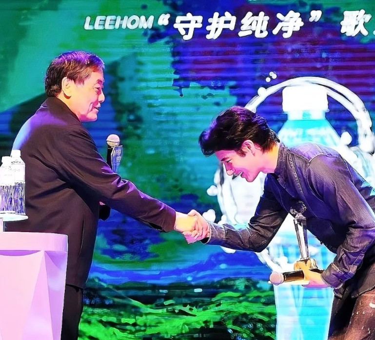 这是王力宏为娃哈哈代言时期的老照片。和前些日子有人晒出来的央视一位年轻记者和领导