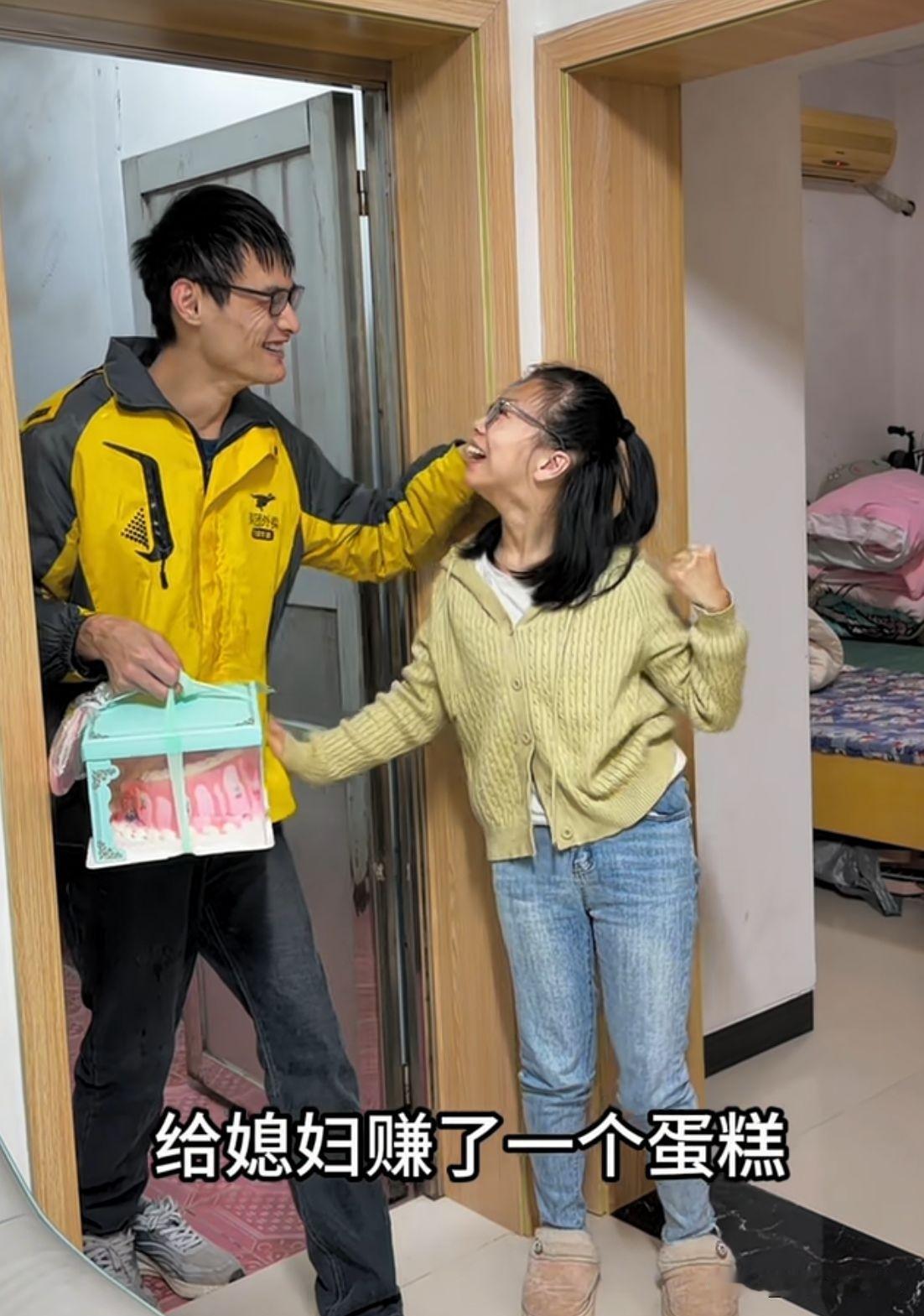泪目了，一对残疾人夫妻，丈夫外出送外卖回家后一脸不开心，妻子询问怎么了，男子说：