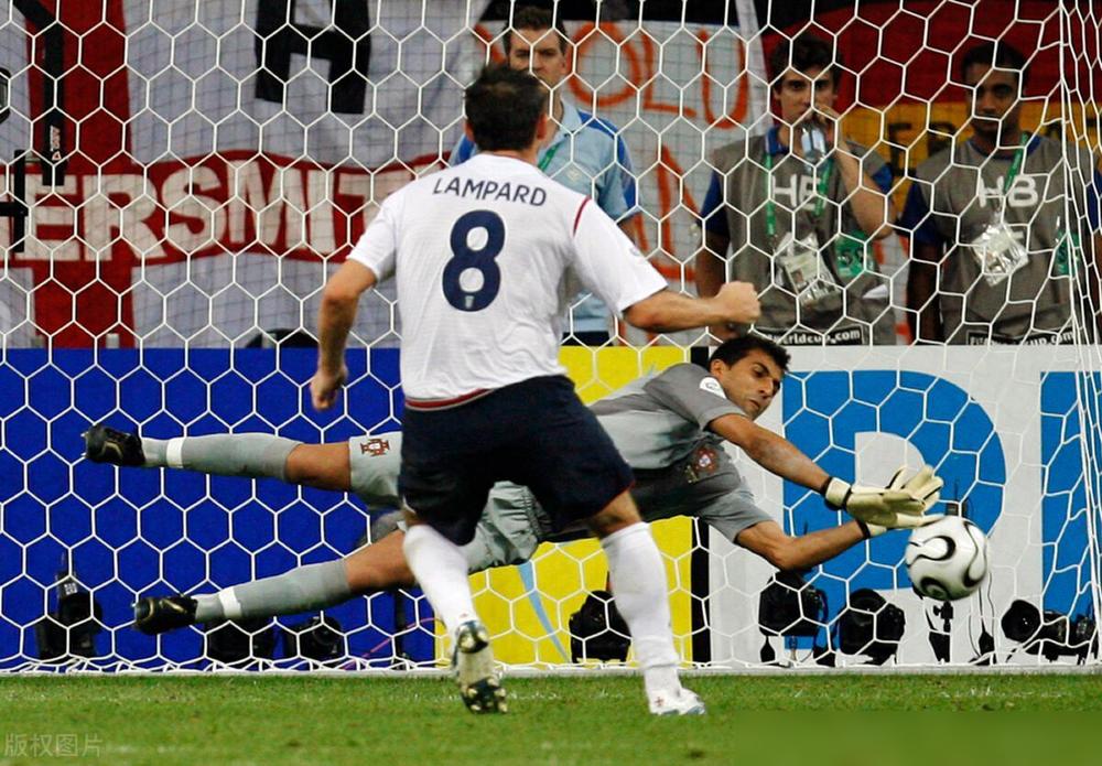 欧洲杯决赛最后1分钟，主帅换上俩“点球专家”，结果这俩人直接把冠军踢飞了。