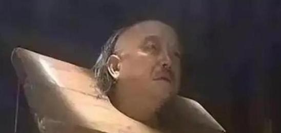 1799年，和珅临死前，皇帝问他：“你贪了朝廷这么多银子，难道花得完吗？”没想到