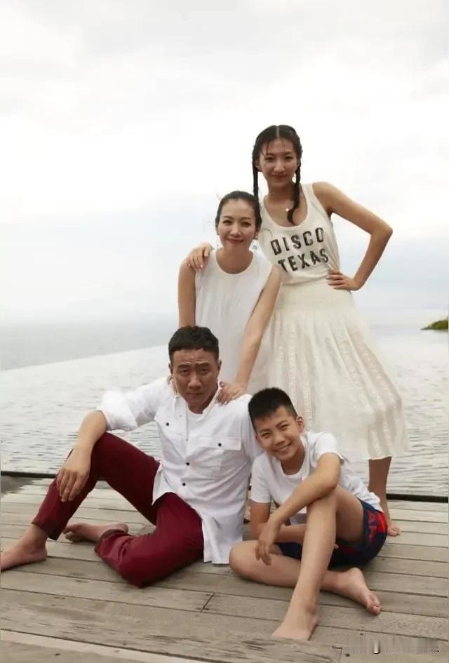 瞧演员胡军这一家四口，女儿和妈妈一样漂亮，儿子随爸，阳刚帅气，一家四口真幸福啊！