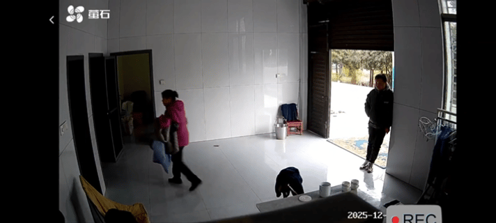 25岁男子转身离去，在自家窗户上自缢身亡，他4岁奶奶离世，5岁时父亲去世，母亲改