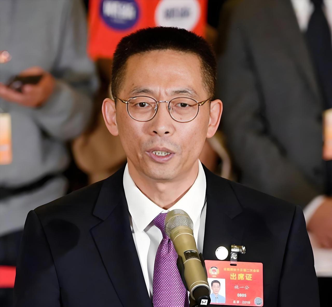 一次国际会议上，一位瑞典教授在谈到中国科技时，露出满脸不屑。时任清华副校长的施一