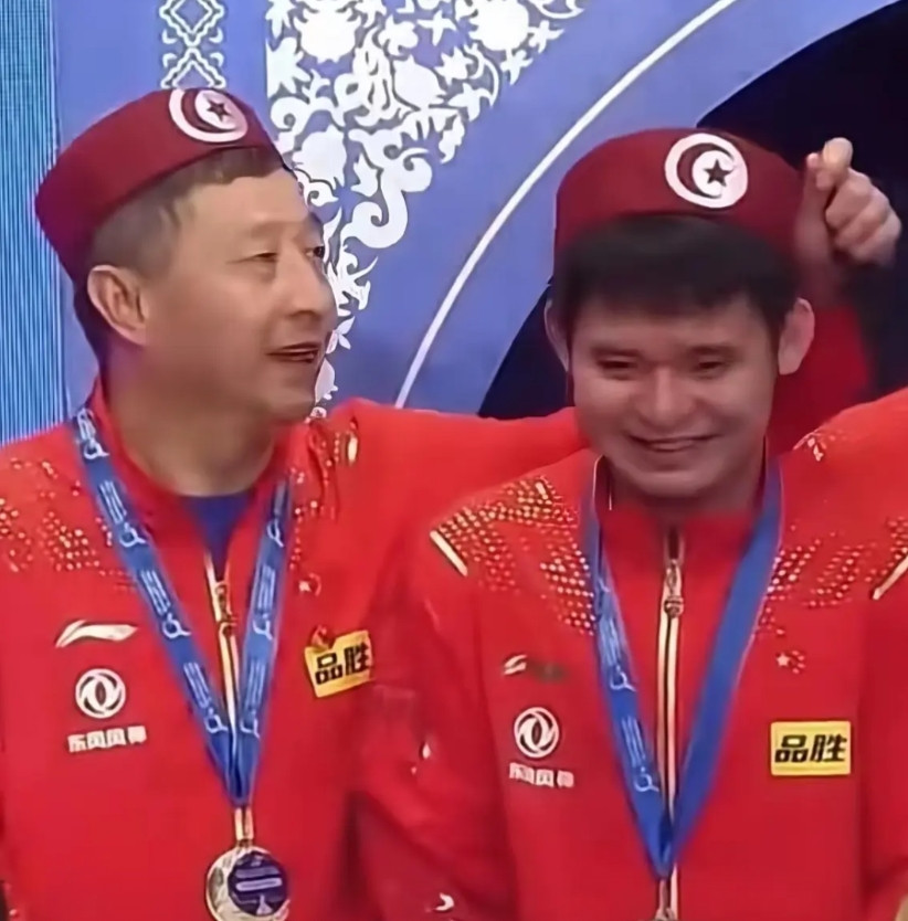 林诗栋和陈振江教练在一起，很放松笑的也非常开心。林诗栋平时在国家队，都是很小心