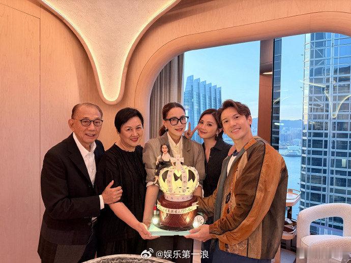谢霆锋容祖儿蔡卓妍关智斌为霍汶希庆生看到这张合照的第一反应：青春回来了！谢霆锋
