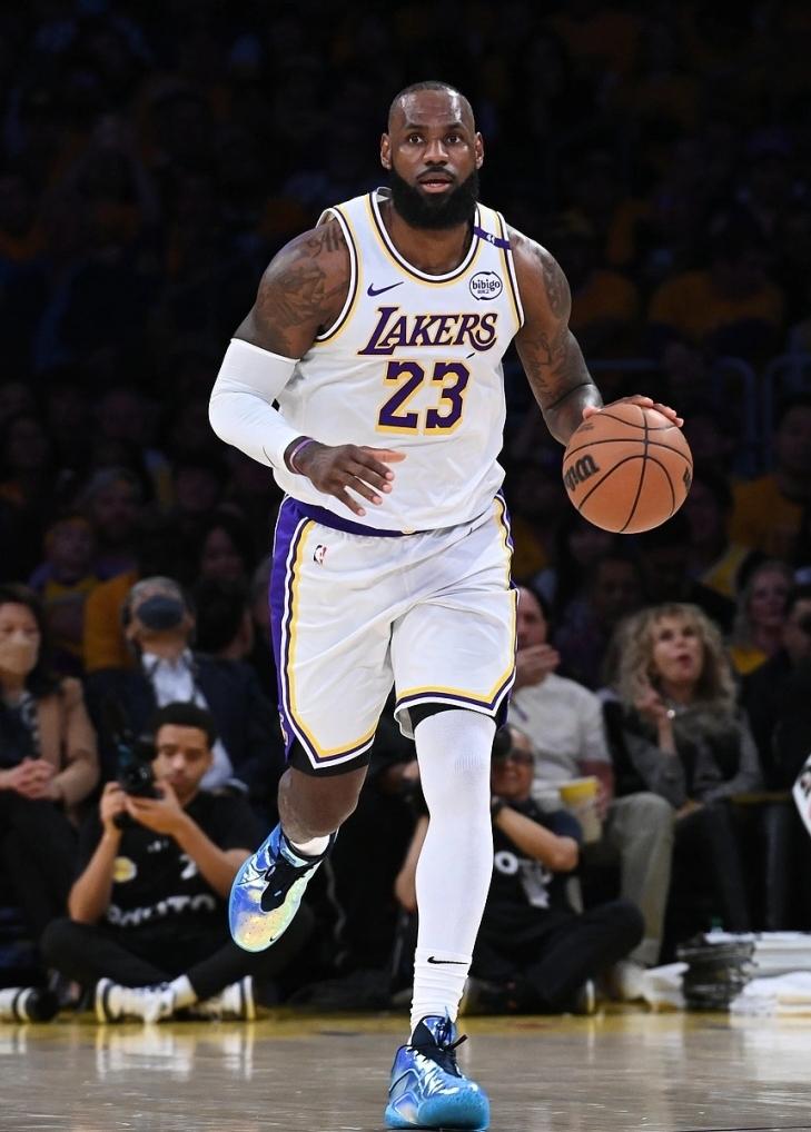 就说嘛，联盟怎么可能让所有的球星都轮休呢！虽然是常规赛最后一轮，虽然很多比赛的