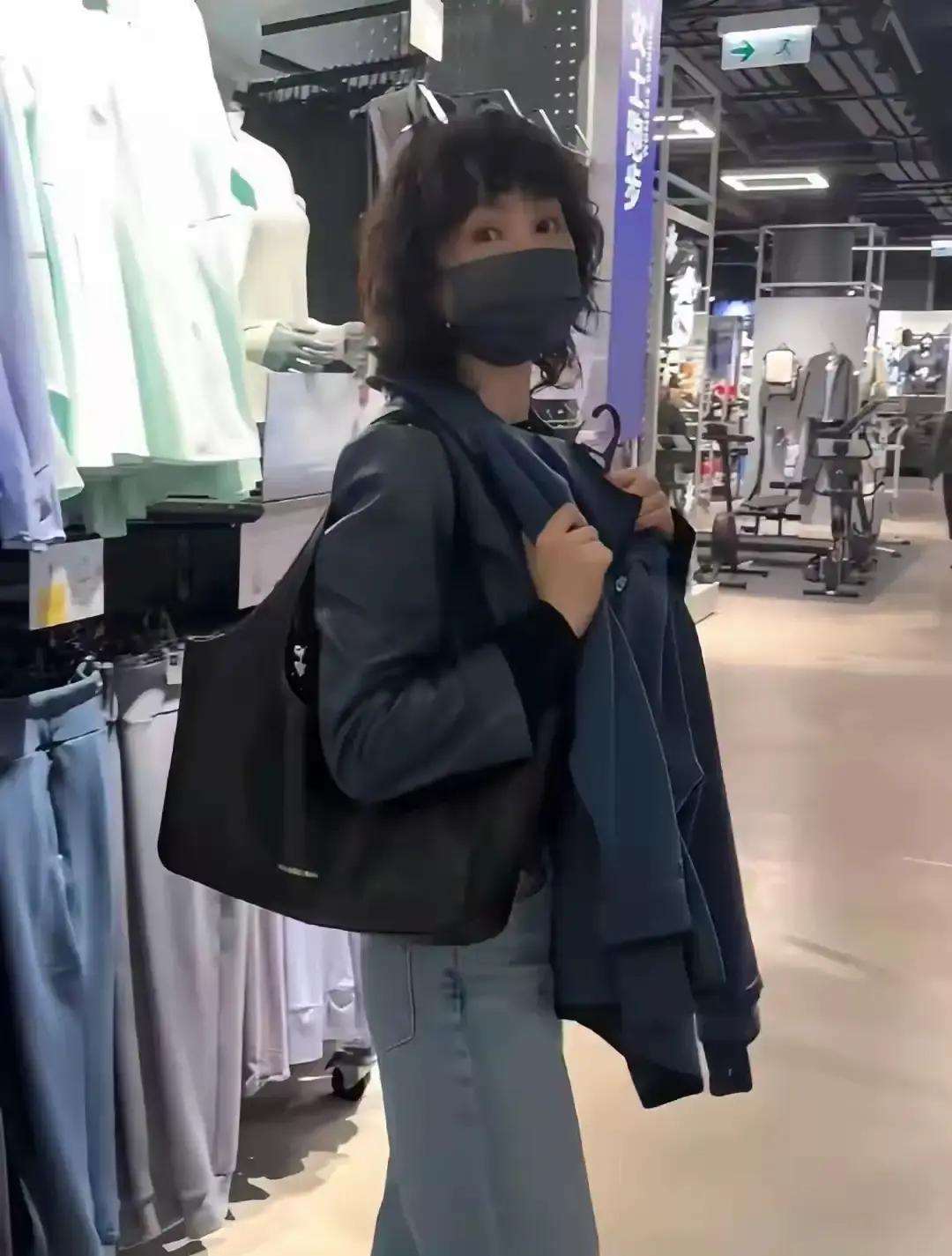 有人看到张曼玉在香港逛商场。不是在奢侈品店，是在运动品牌的打折区。她挑了几件打折