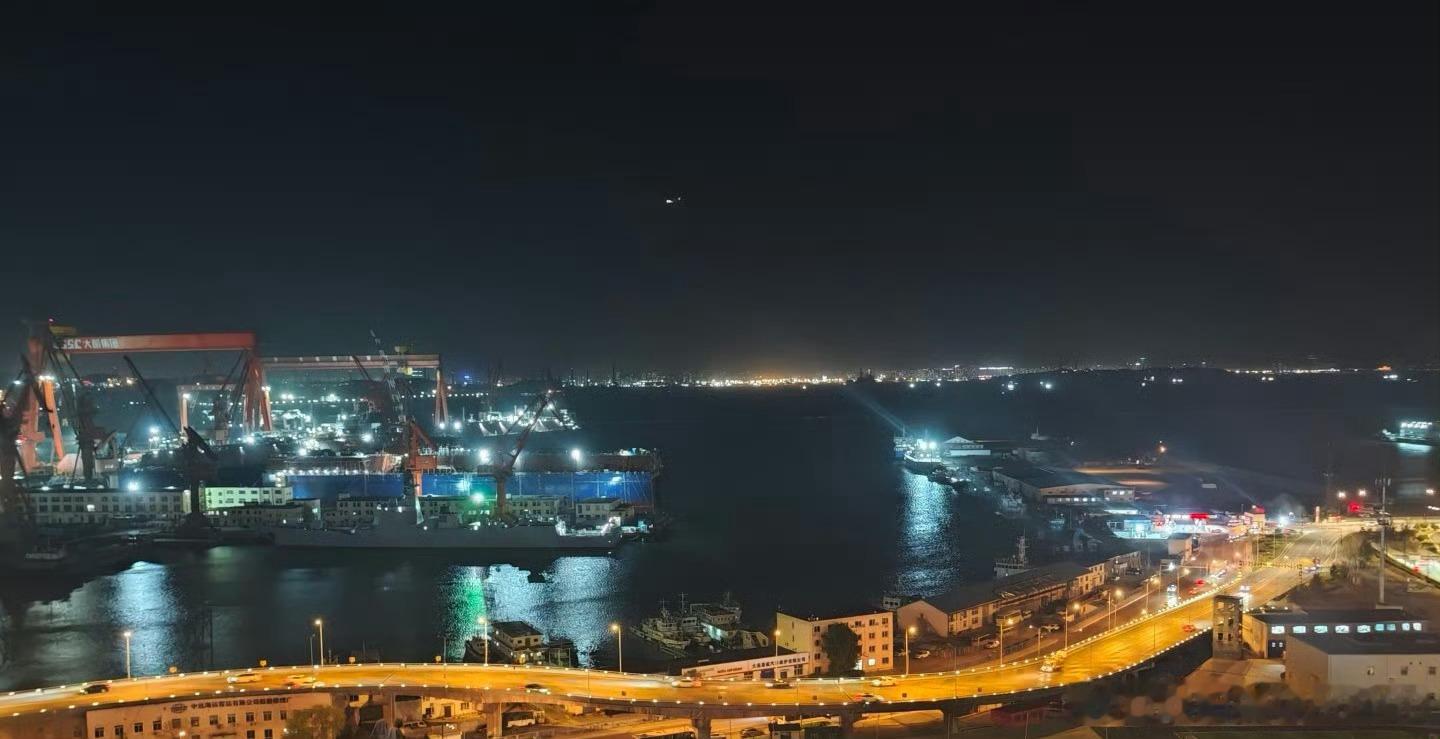 一艘新批次的052D正在舾装052D的建造已告一段落，目前在建的052D明年年