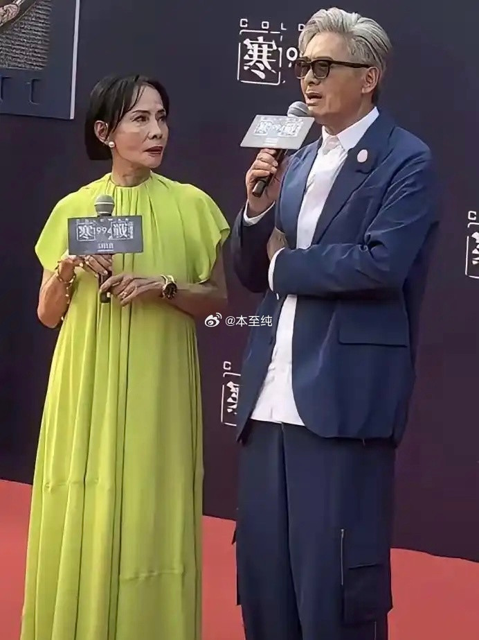 周润发自己保养的挺好，旁边的老婆瘦得挂不住肉