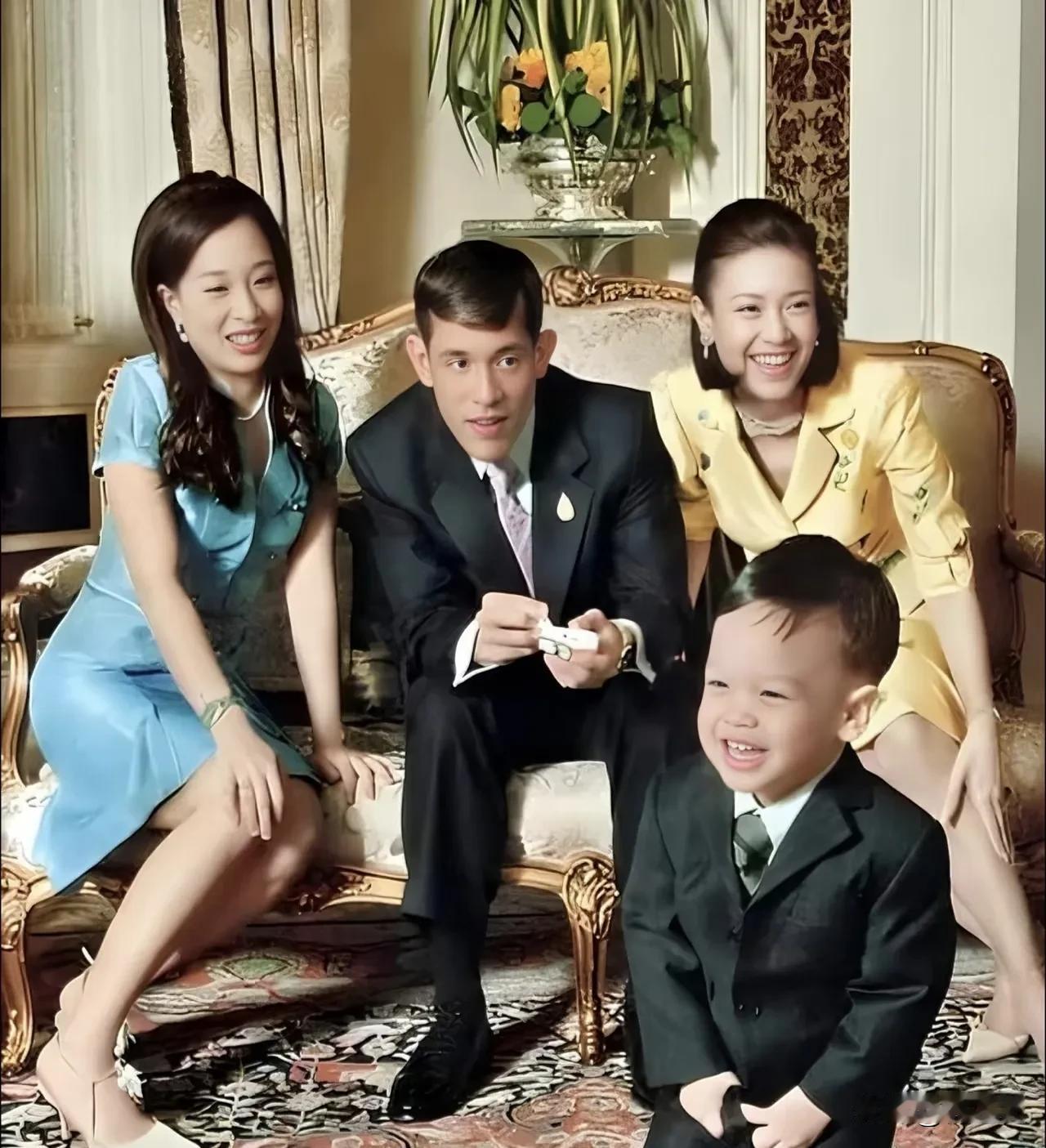 古早瓜本来就说；诗妮娜才是泰王的真爱，而其他女人都是军方送的，只有诗妮娜是泰王自